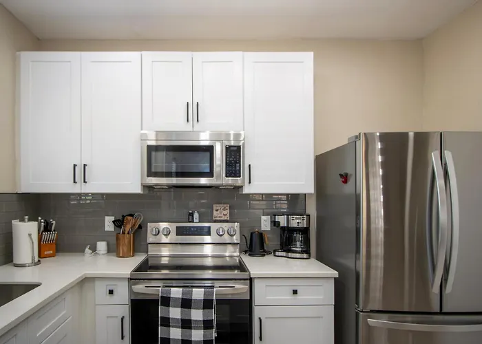 Stylish Lemon 2br And 3ba Townhouse Holiday home
