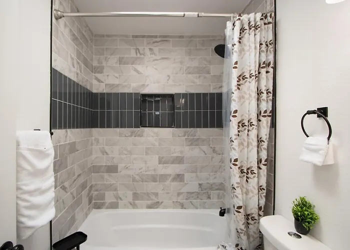 Stylish Lemon 2br And 3ba Townhouse Holiday home